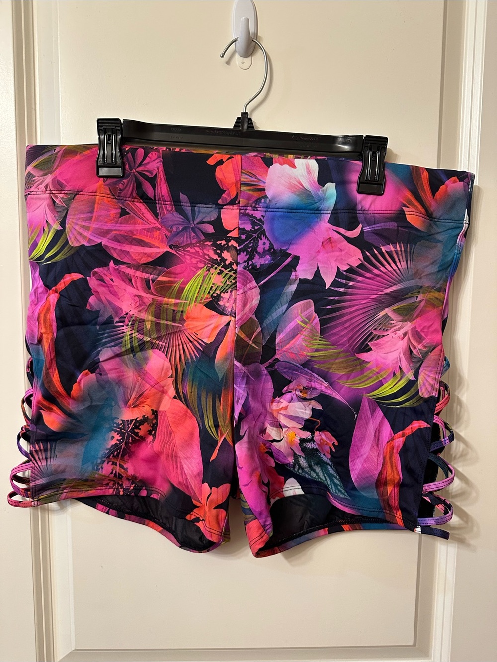 Torrid Pink Multi Floral V-Neck Tank and shorts suit - Picture 4 of 6